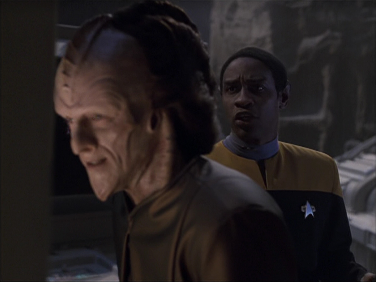 extant_StarTrek_VOY_6x07-DragonsTeeth_03339.jpg