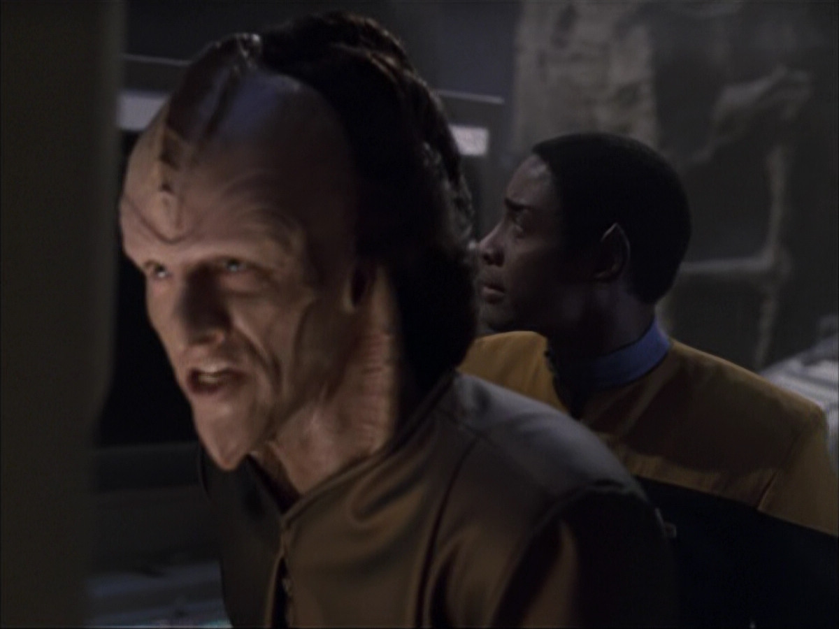 extant_StarTrek_VOY_6x07-DragonsTeeth_03340.jpg