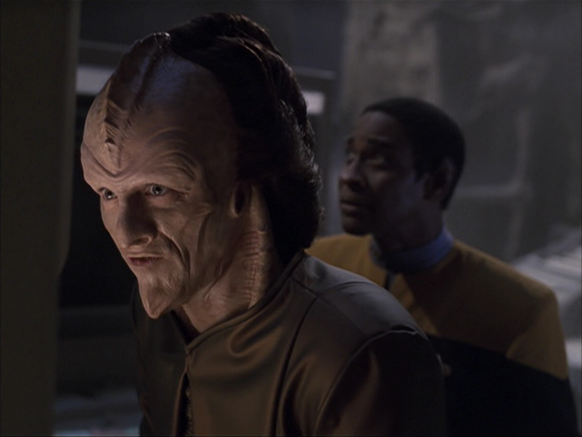 extant_StarTrek_VOY_6x07-DragonsTeeth_03344.jpg