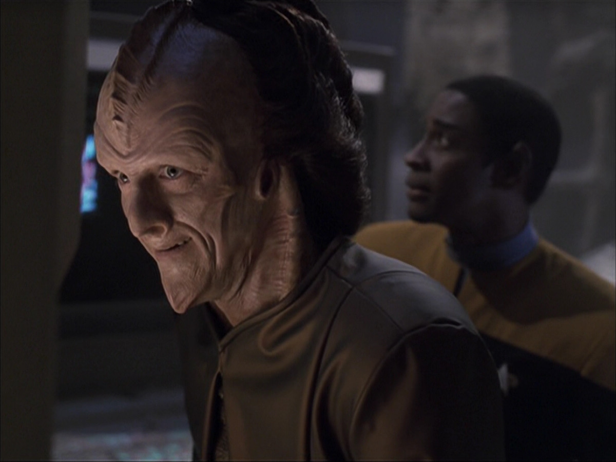 extant_StarTrek_VOY_6x07-DragonsTeeth_03346.jpg