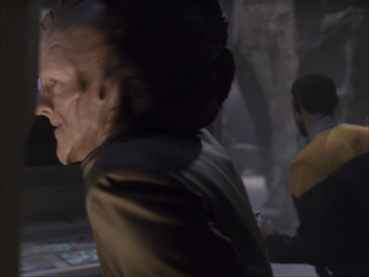 extant_StarTrek_VOY_6x07-DragonsTeeth_03352.jpg