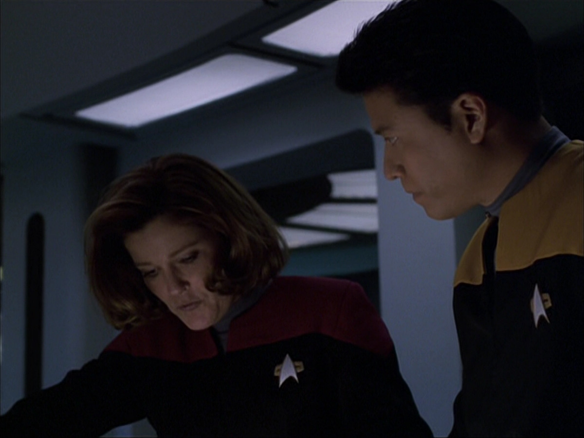 extant_StarTrek_VOY_6x07-DragonsTeeth_03401.jpg