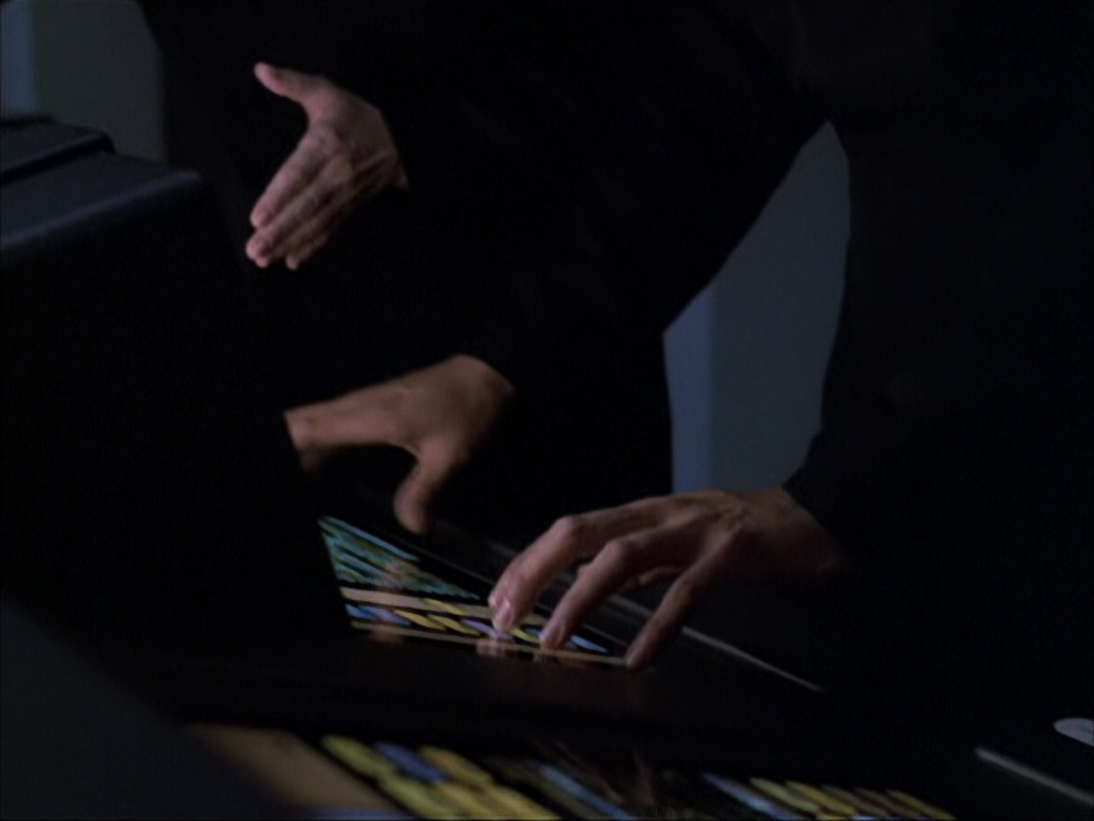 extant_StarTrek_VOY_6x07-DragonsTeeth_03404.jpg