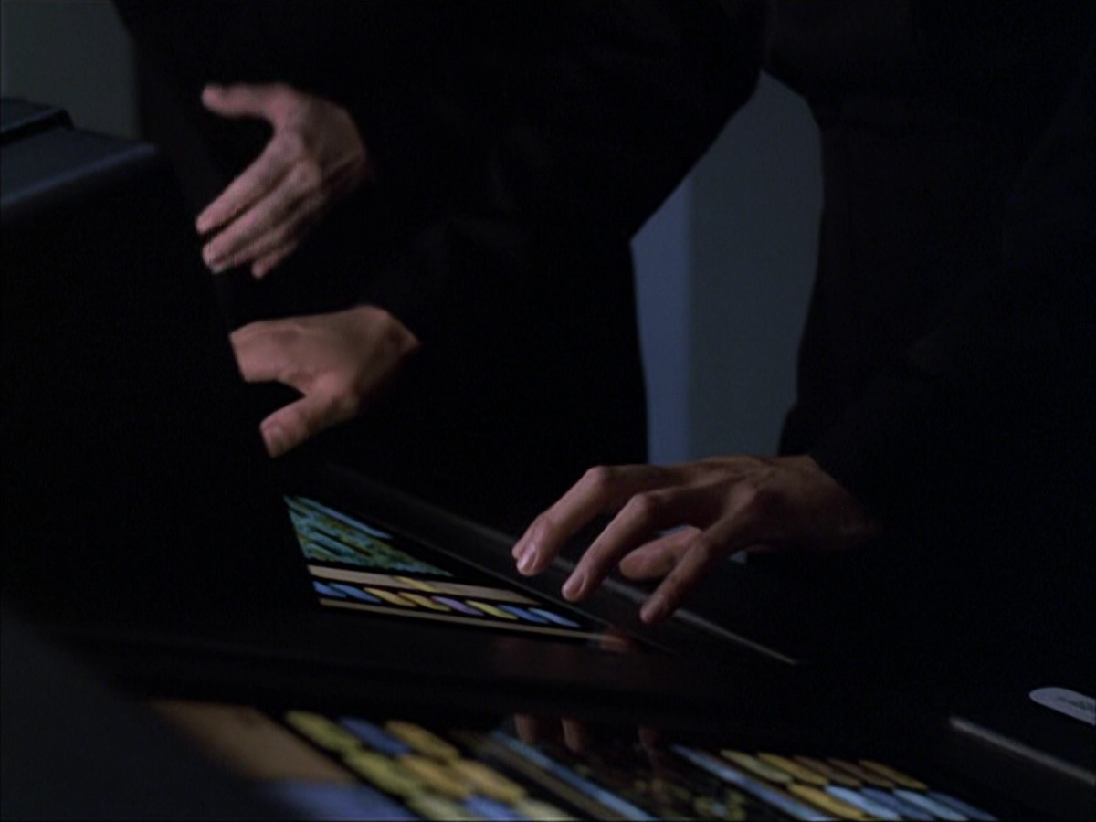 extant_StarTrek_VOY_6x07-DragonsTeeth_03405.jpg