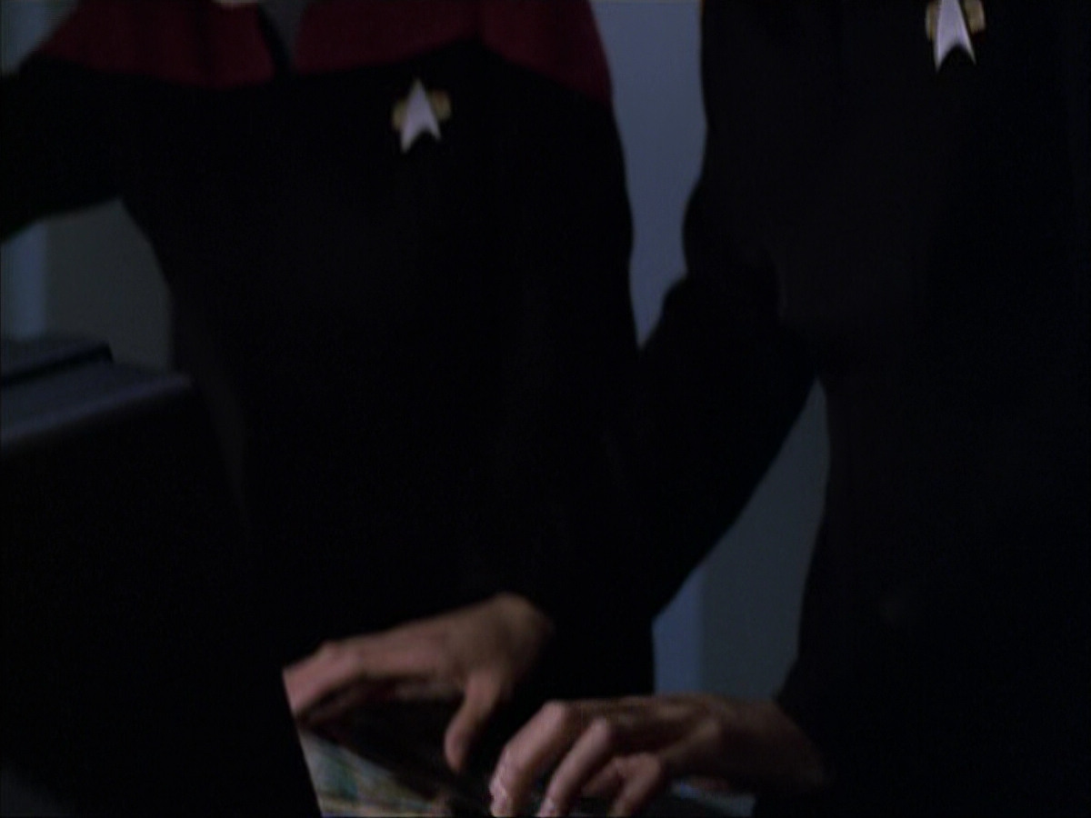extant_StarTrek_VOY_6x07-DragonsTeeth_03407.jpg