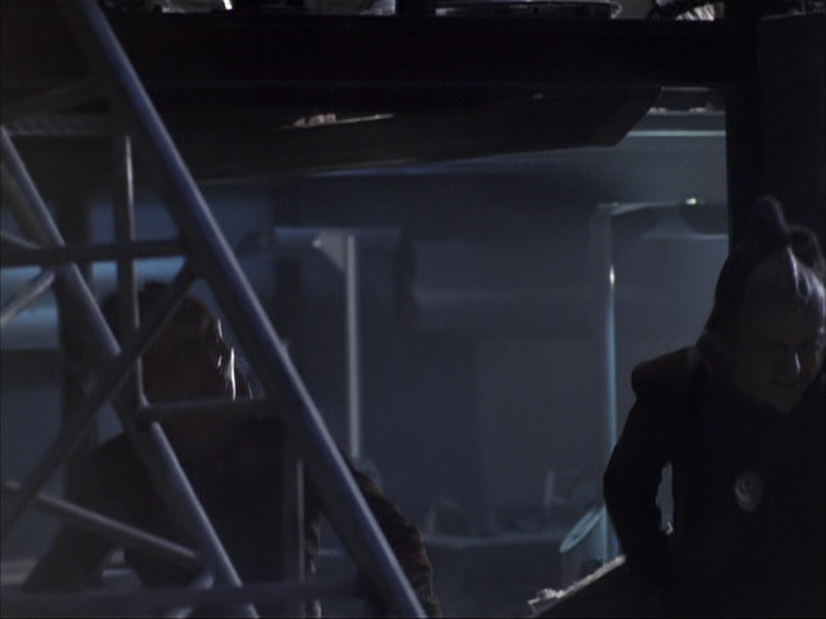 extant_StarTrek_VOY_6x07-DragonsTeeth_03421.jpg