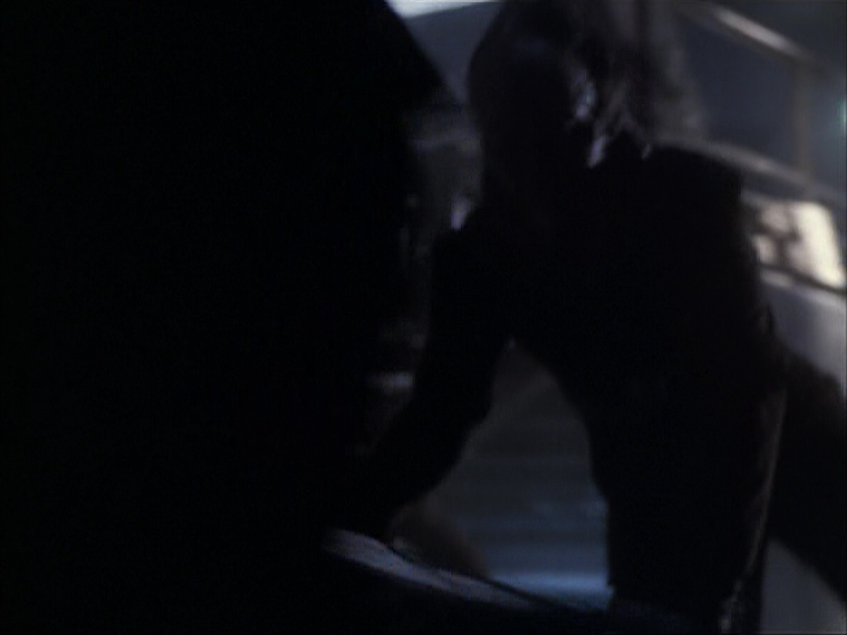 extant_StarTrek_VOY_6x07-DragonsTeeth_03429.jpg