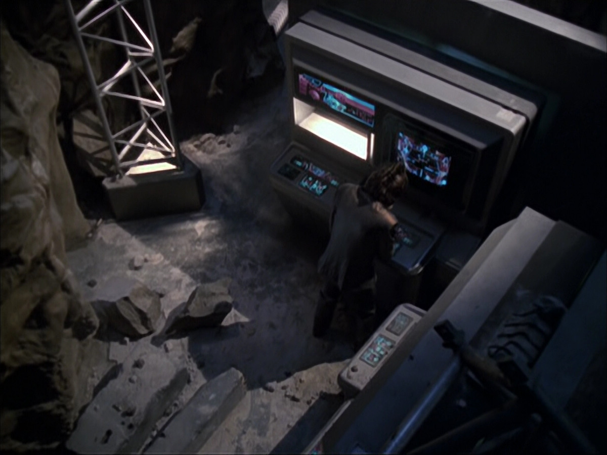 extant_StarTrek_VOY_6x07-DragonsTeeth_03435.jpg