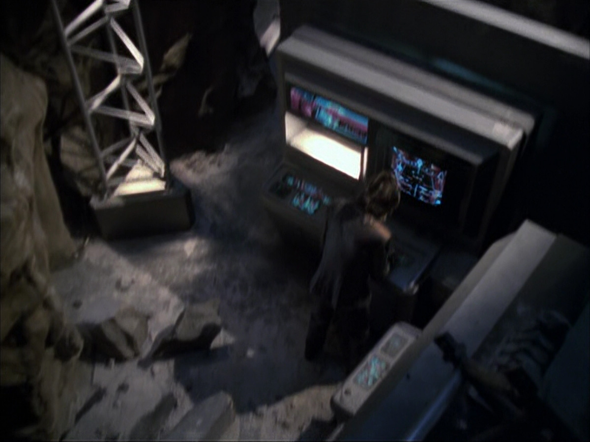 extant_StarTrek_VOY_6x07-DragonsTeeth_03436.jpg