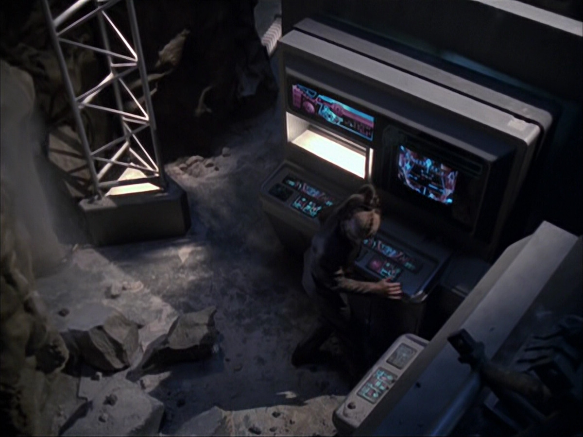 extant_StarTrek_VOY_6x07-DragonsTeeth_03437.jpg