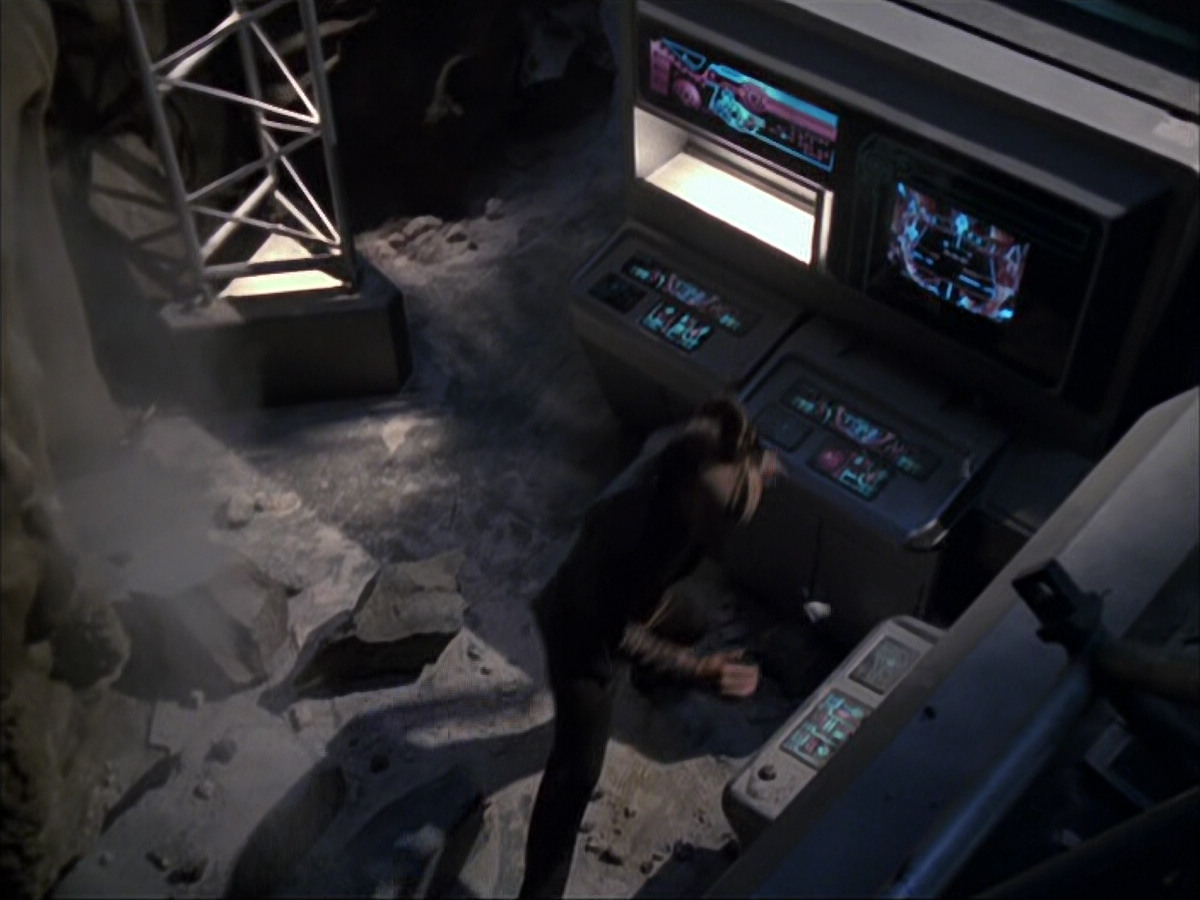 extant_StarTrek_VOY_6x07-DragonsTeeth_03438.jpg