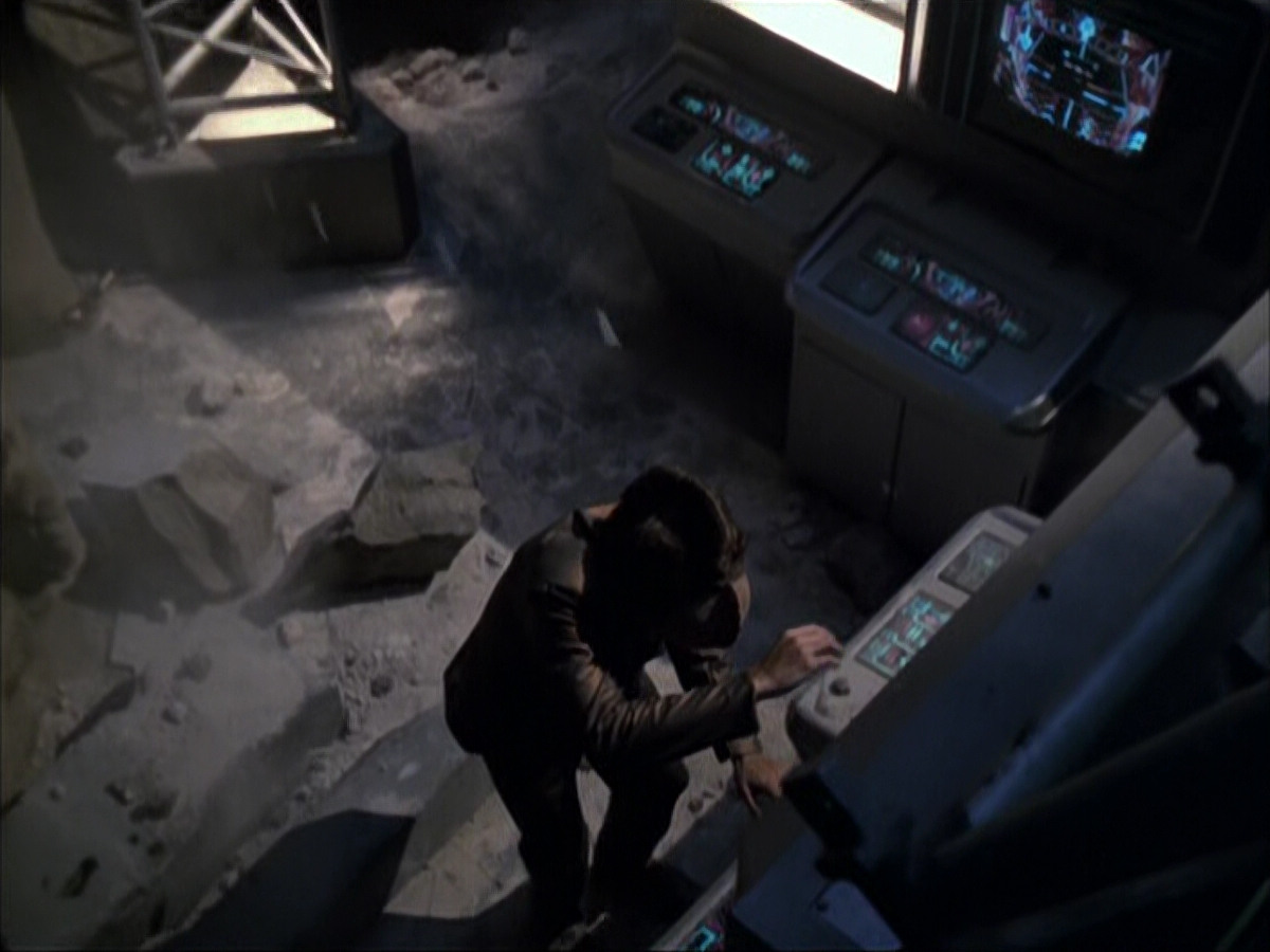 extant_StarTrek_VOY_6x07-DragonsTeeth_03439.jpg