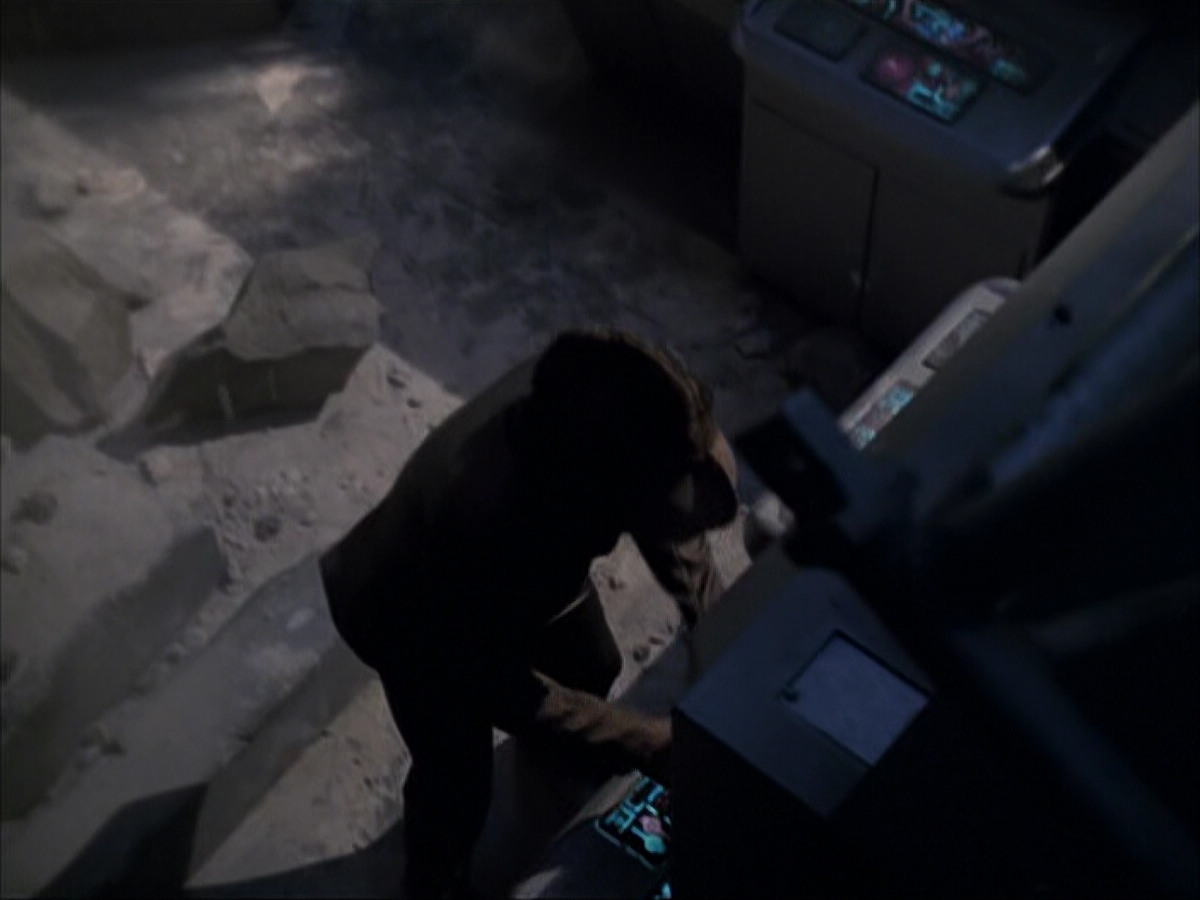 extant_StarTrek_VOY_6x07-DragonsTeeth_03441.jpg