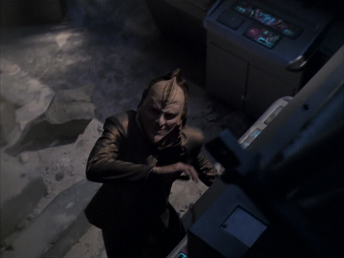 extant_StarTrek_VOY_6x07-DragonsTeeth_03442.jpg
