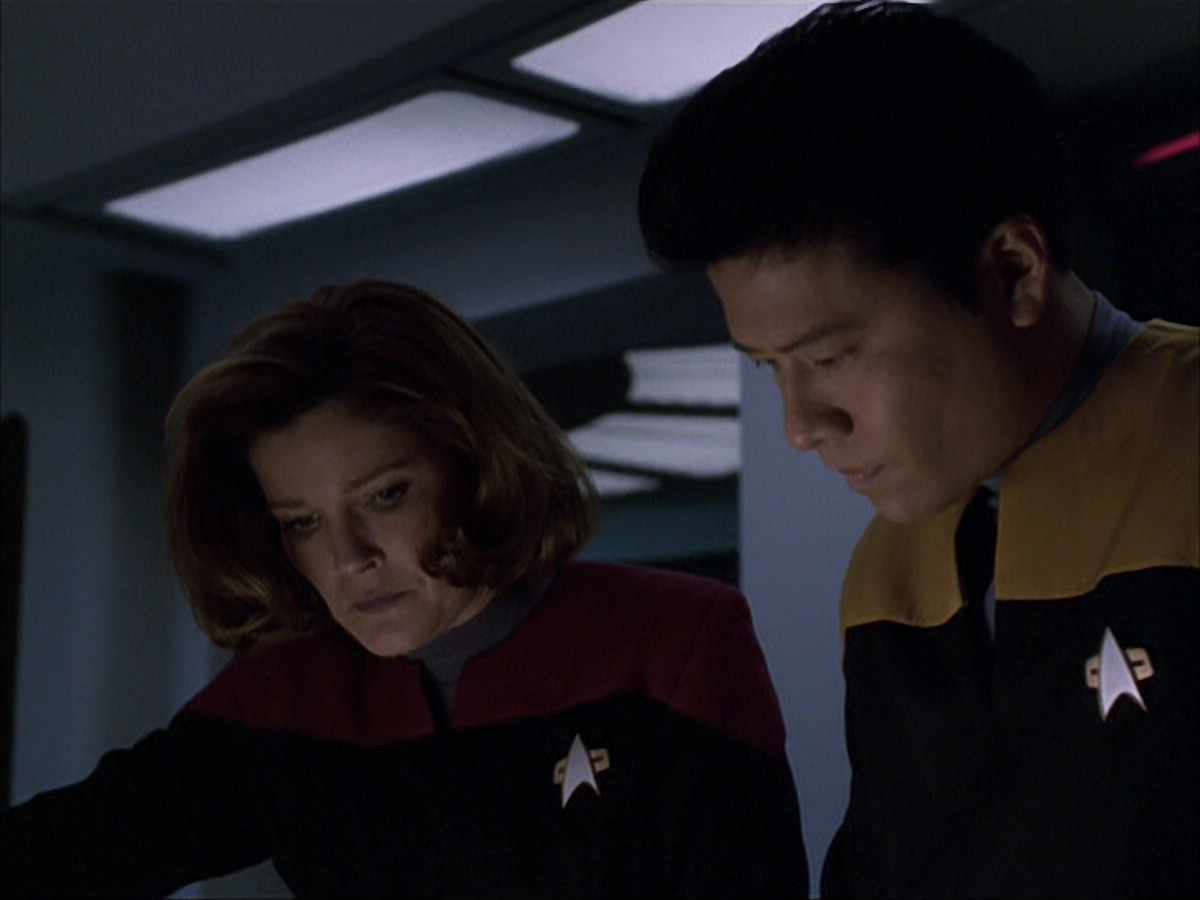 extant_StarTrek_VOY_6x07-DragonsTeeth_03447.jpg