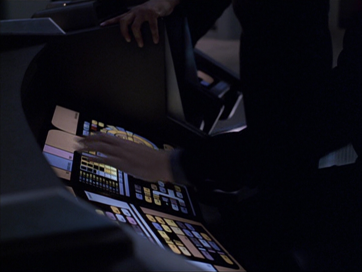 extant_StarTrek_VOY_6x07-DragonsTeeth_03457.jpg