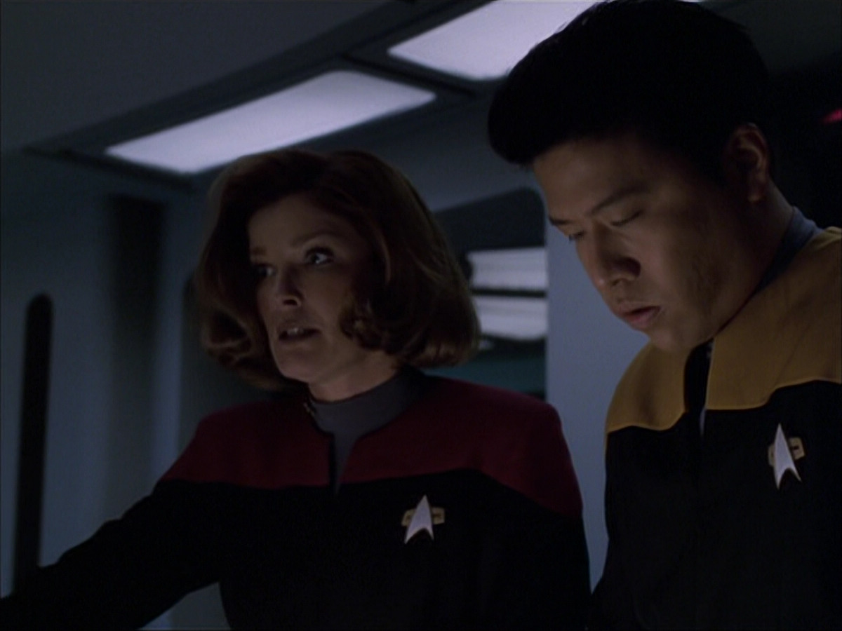 extant_StarTrek_VOY_6x07-DragonsTeeth_03463.jpg