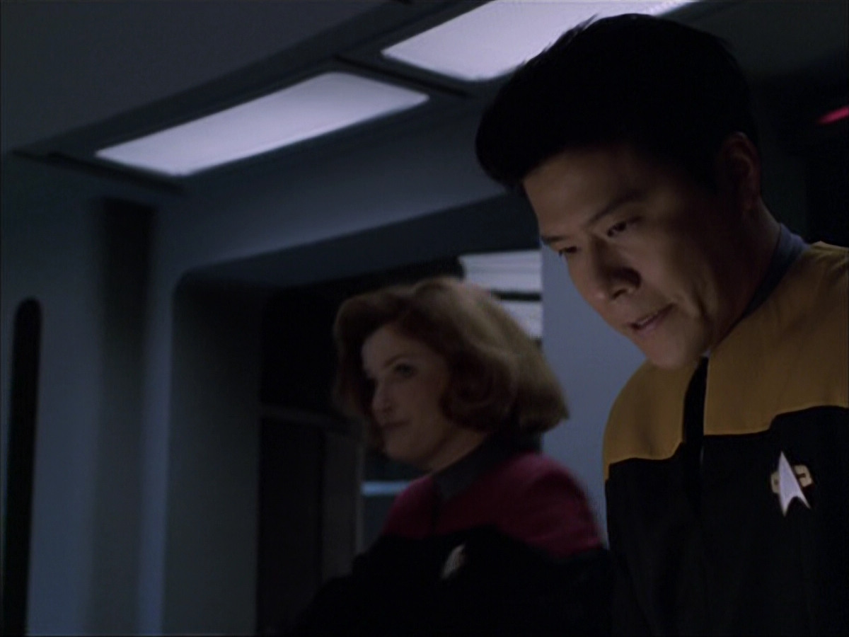 extant_StarTrek_VOY_6x07-DragonsTeeth_03465.jpg