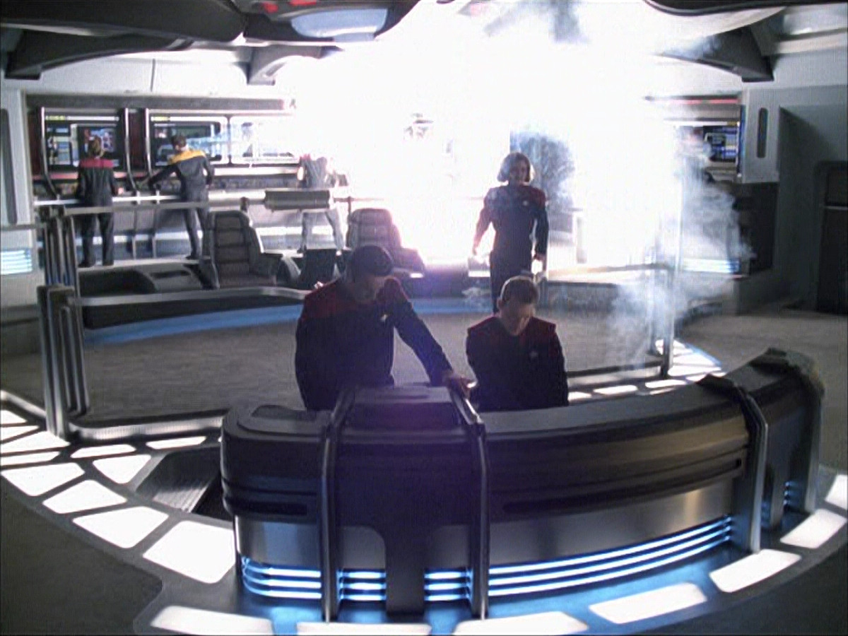 extant_StarTrek_VOY_6x07-DragonsTeeth_03480.jpg