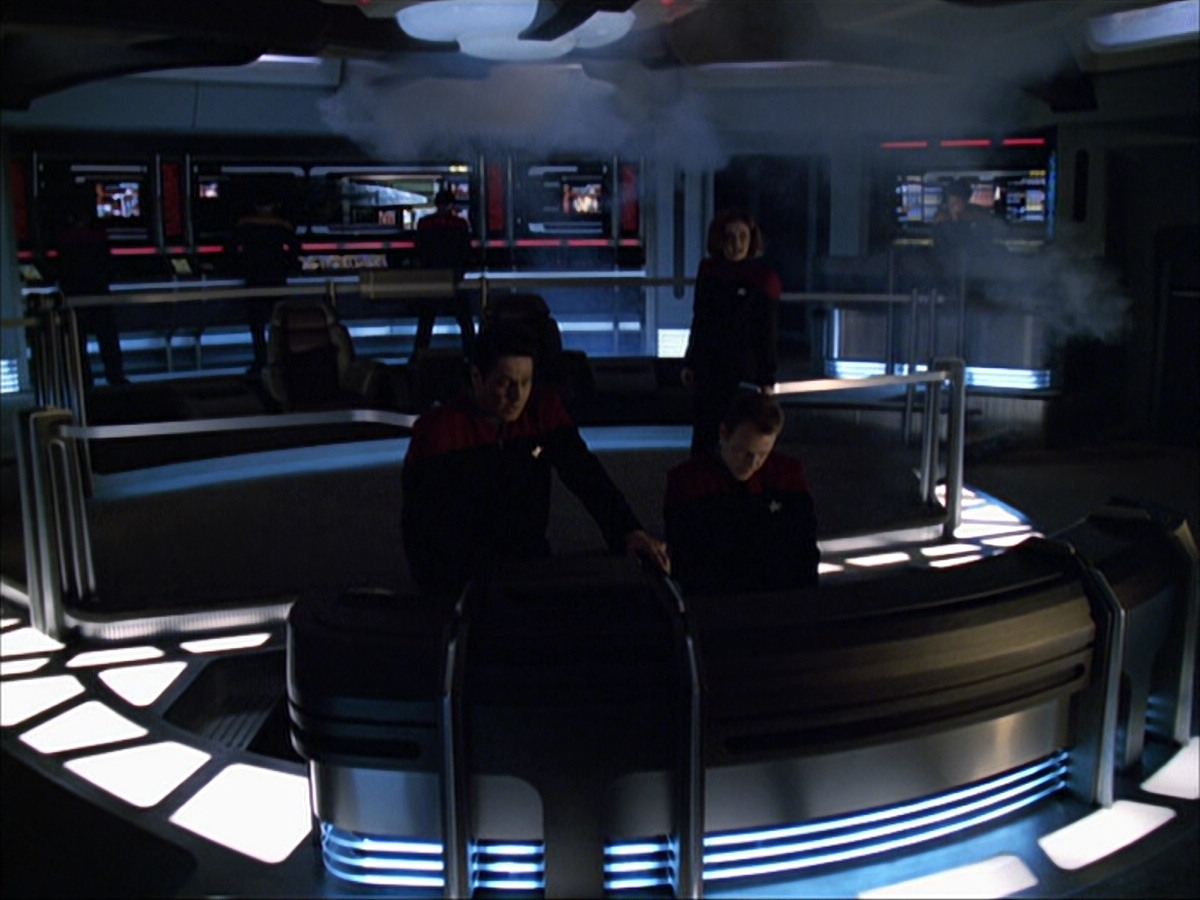 extant_StarTrek_VOY_6x07-DragonsTeeth_03483.jpg