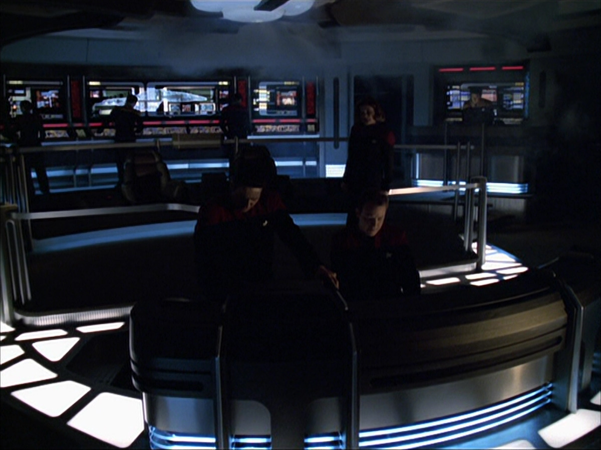 extant_StarTrek_VOY_6x07-DragonsTeeth_03486.jpg