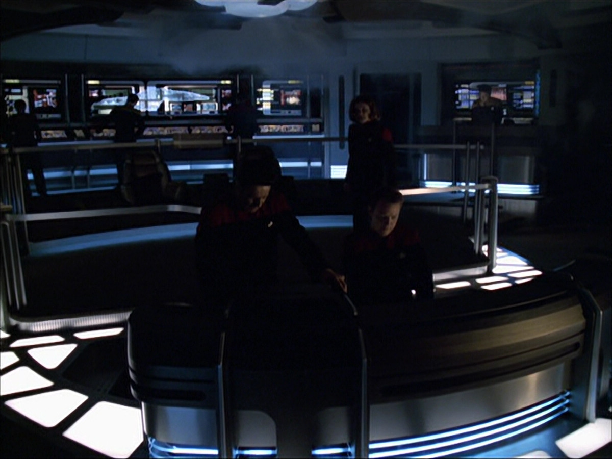 extant_StarTrek_VOY_6x07-DragonsTeeth_03487.jpg