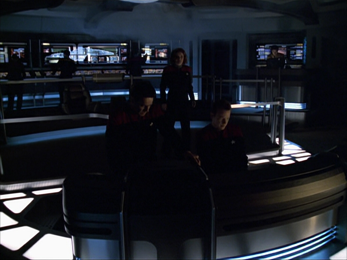 extant_StarTrek_VOY_6x07-DragonsTeeth_03490.jpg