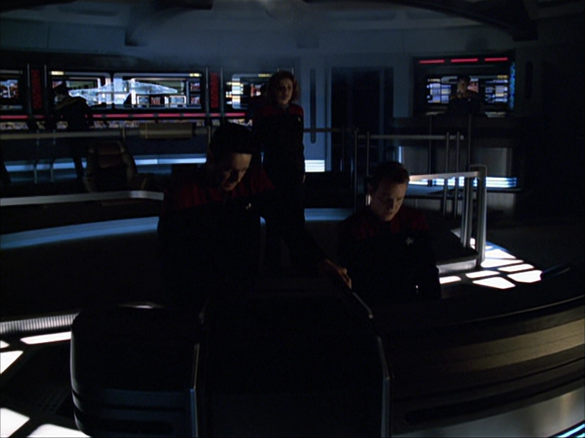 extant_StarTrek_VOY_6x07-DragonsTeeth_03494.jpg