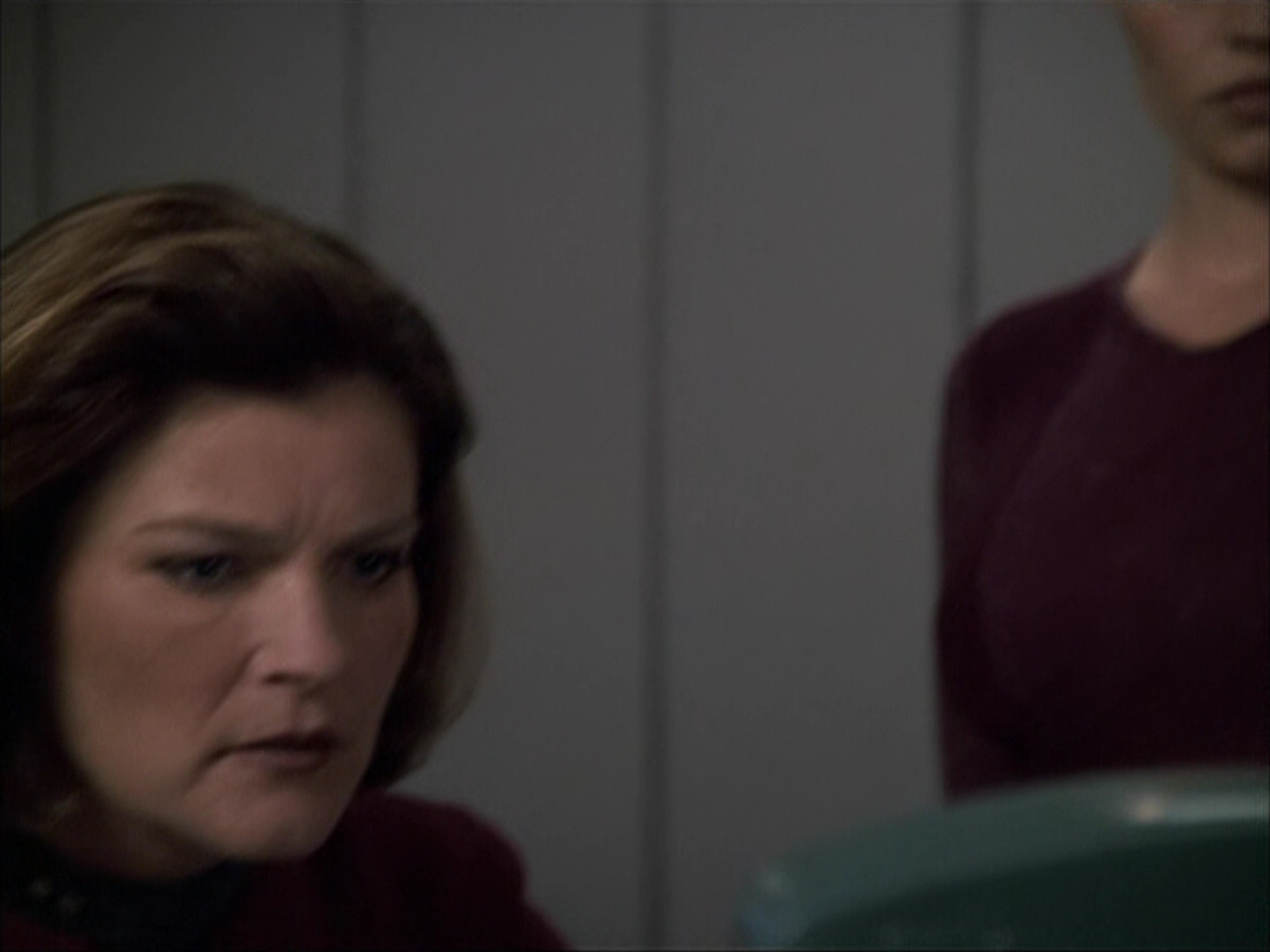 extant_StarTrek_VOY_6x07-DragonsTeeth_03547.jpg