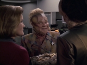 extant_StarTrek_VOY_6x07-DragonsTeeth_01246.jpg