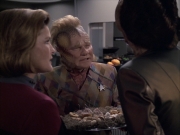 extant_StarTrek_VOY_6x07-DragonsTeeth_01250.jpg