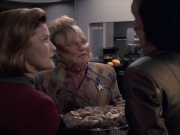 extant_StarTrek_VOY_6x07-DragonsTeeth_01254.jpg