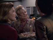 extant_StarTrek_VOY_6x07-DragonsTeeth_01258.jpg