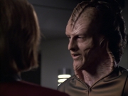 extant_StarTrek_VOY_6x07-DragonsTeeth_01264.jpg