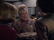 extant_StarTrek_VOY_6x07-DragonsTeeth_01286.jpg