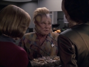 extant_StarTrek_VOY_6x07-DragonsTeeth_01299.jpg