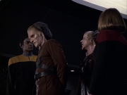 extant_StarTrek_VOY_6x07-DragonsTeeth_01614.jpg