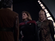 extant_StarTrek_VOY_6x07-DragonsTeeth_01634.jpg