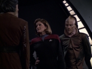 extant_StarTrek_VOY_6x07-DragonsTeeth_01636.jpg
