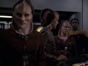 extant_StarTrek_VOY_6x07-DragonsTeeth_01659.jpg