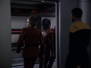 extant_StarTrek_VOY_6x07-DragonsTeeth_01674.jpg