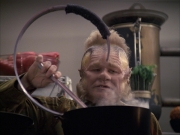 extant_StarTrek_VOY_6x07-DragonsTeeth_02021.jpg