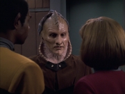 extant_StarTrek_VOY_6x07-DragonsTeeth_02200.jpg