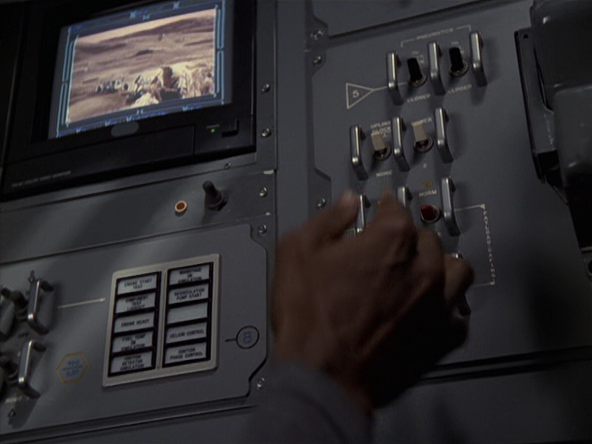 extant_StarTrek_VOY_6x08-OneSmallStep_00128.jpg