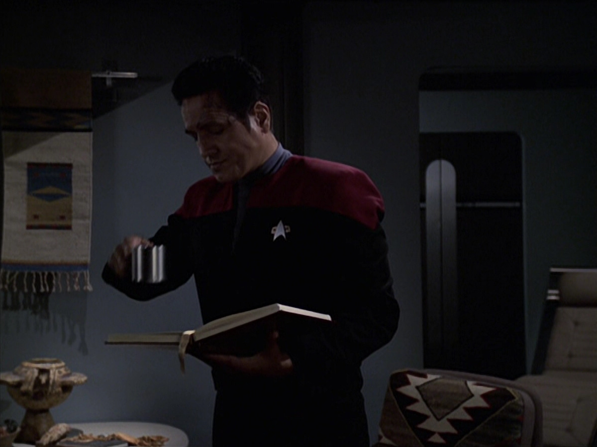 extant_StarTrek_VOY_6x08-OneSmallStep_00376.jpg