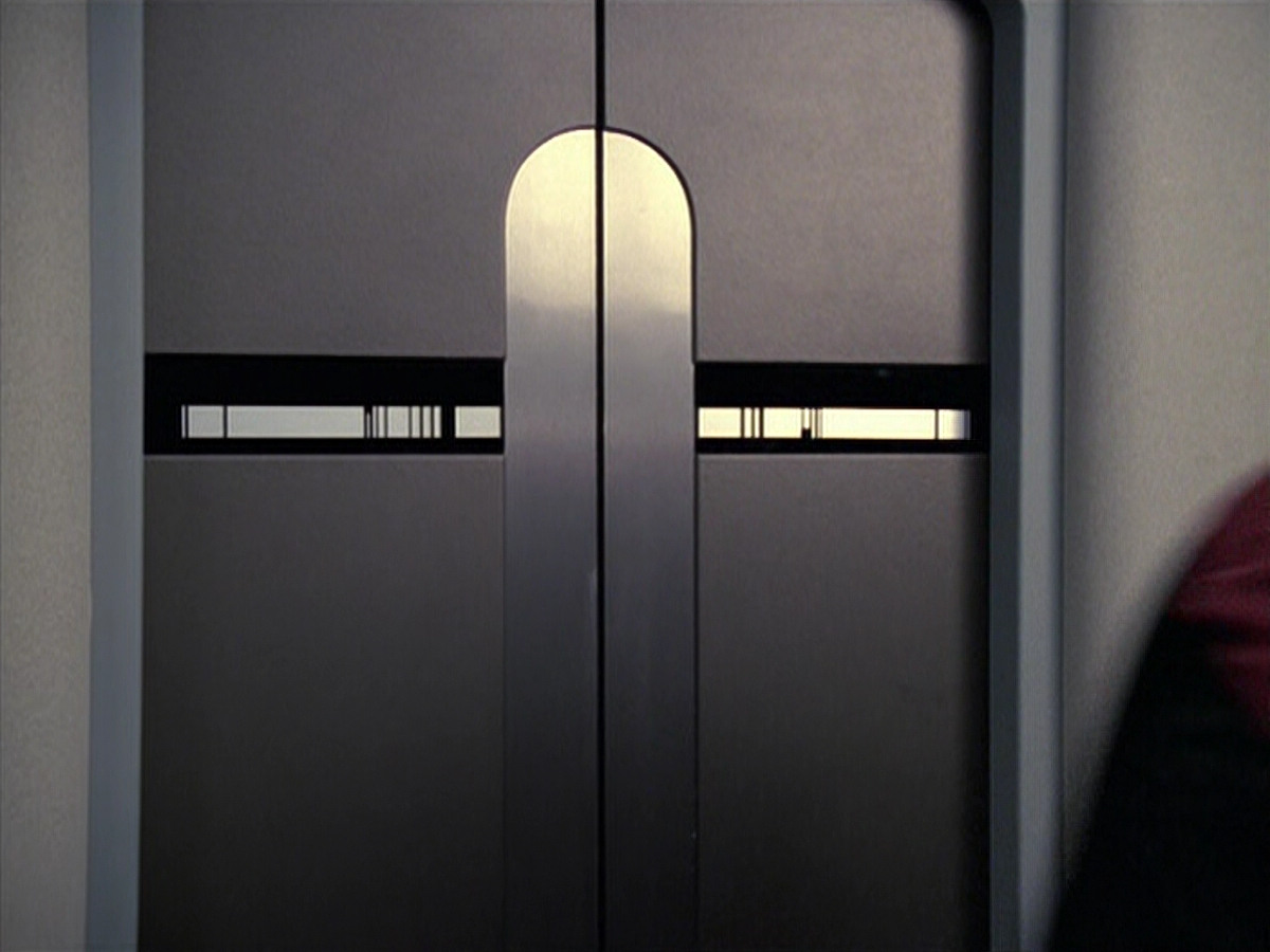 extant_StarTrek_VOY_6x08-OneSmallStep_00408.jpg