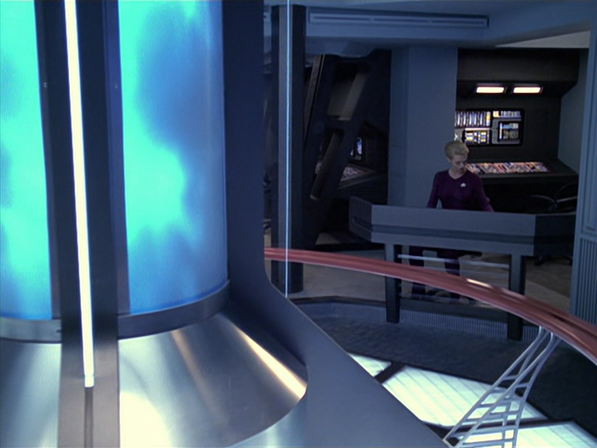 extant_StarTrek_VOY_6x08-OneSmallStep_00420.jpg
