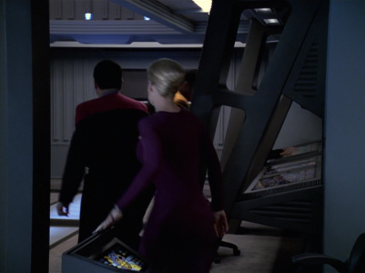 extant_StarTrek_VOY_6x08-OneSmallStep_00514.jpg