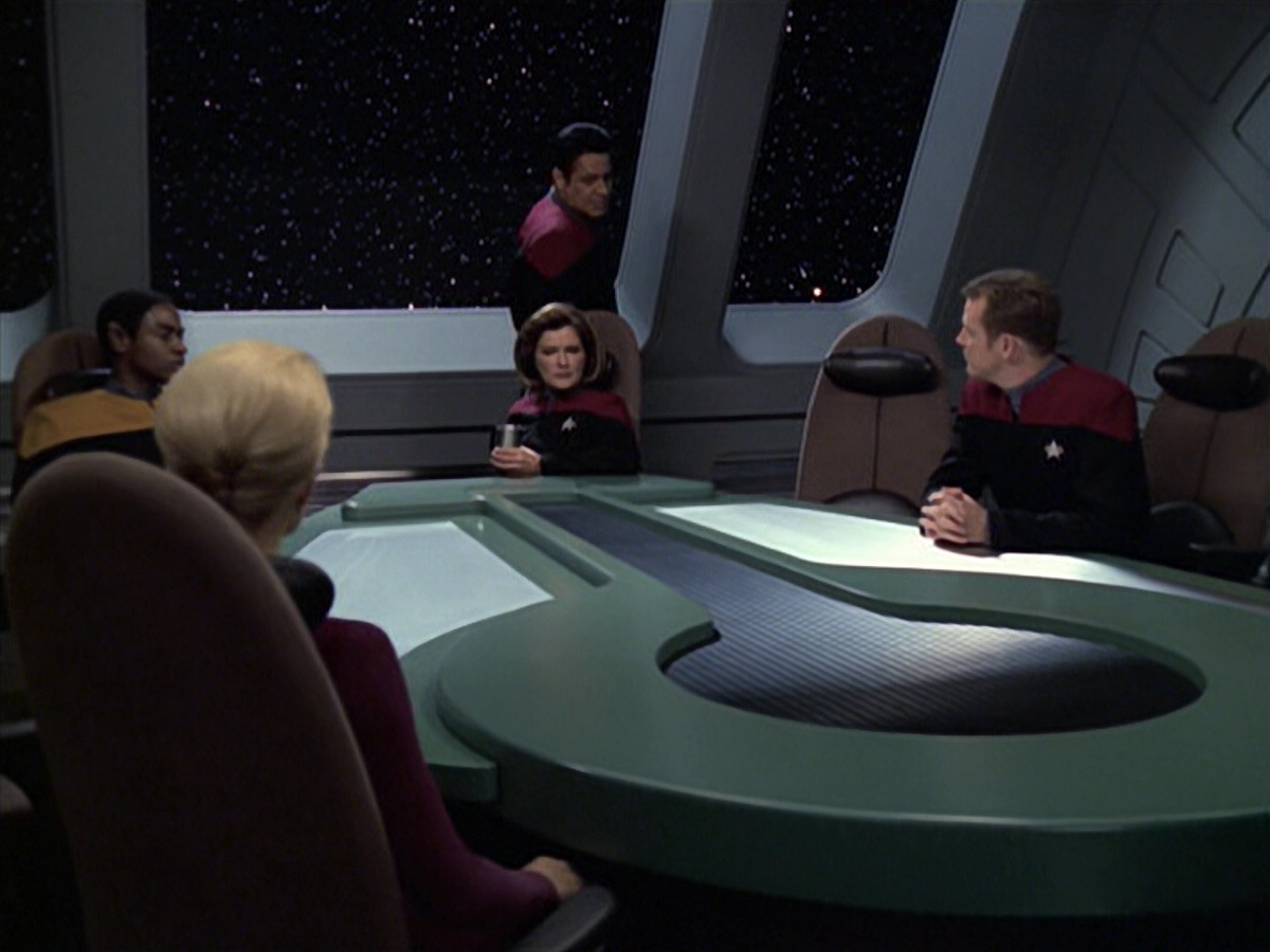 extant_StarTrek_VOY_6x08-OneSmallStep_00900.jpg