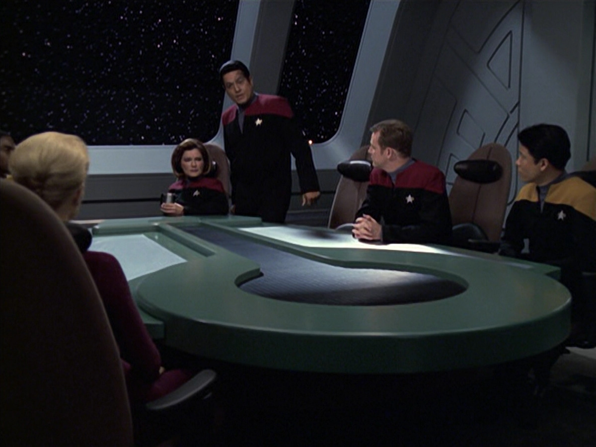 extant_StarTrek_VOY_6x08-OneSmallStep_00904.jpg